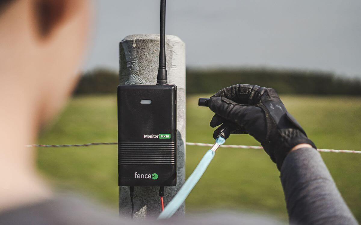 Opcje instalacji urządzeń kontrolno-pomiarowych do ogrodzeń elektrycznych Monitor MX10