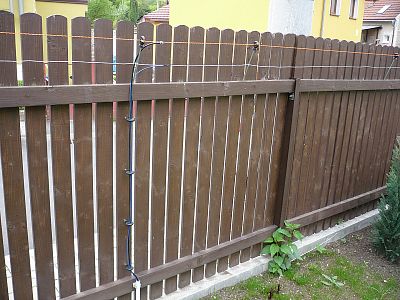 "Długo zastanawiałem się, jak rozwiązać ten problem i szczerze mówiąc, ogrodzenie elektryczne nigdy nie przyszło mi do głowy.  To było dokładnie to, czego szukałem"

mówi Zdeněk Koráb
