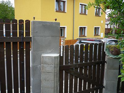 "Długo zastanawiałem się, jak rozwiązać ten problem i szczerze mówiąc, ogrodzenie elektryczne nigdy nie przyszło mi do głowy.  To było dokładnie to, czego szukałem"

mówi Zdeněk Koráb
